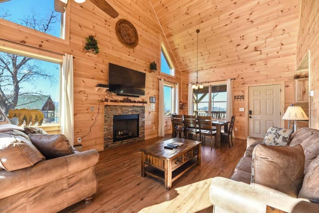 Walnut Ridge Cabin. Sleeps 7-11! Hot Tub, Pool Table, Minutes To Downtown Gatlinburg! Exterior photo