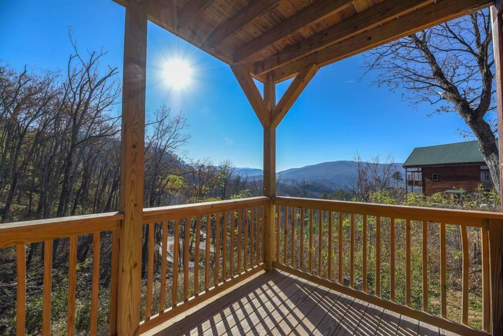 Walnut Ridge Cabin. Sleeps 7-11! Hot Tub, Pool Table, Minutes To Downtown Gatlinburg! Exterior photo