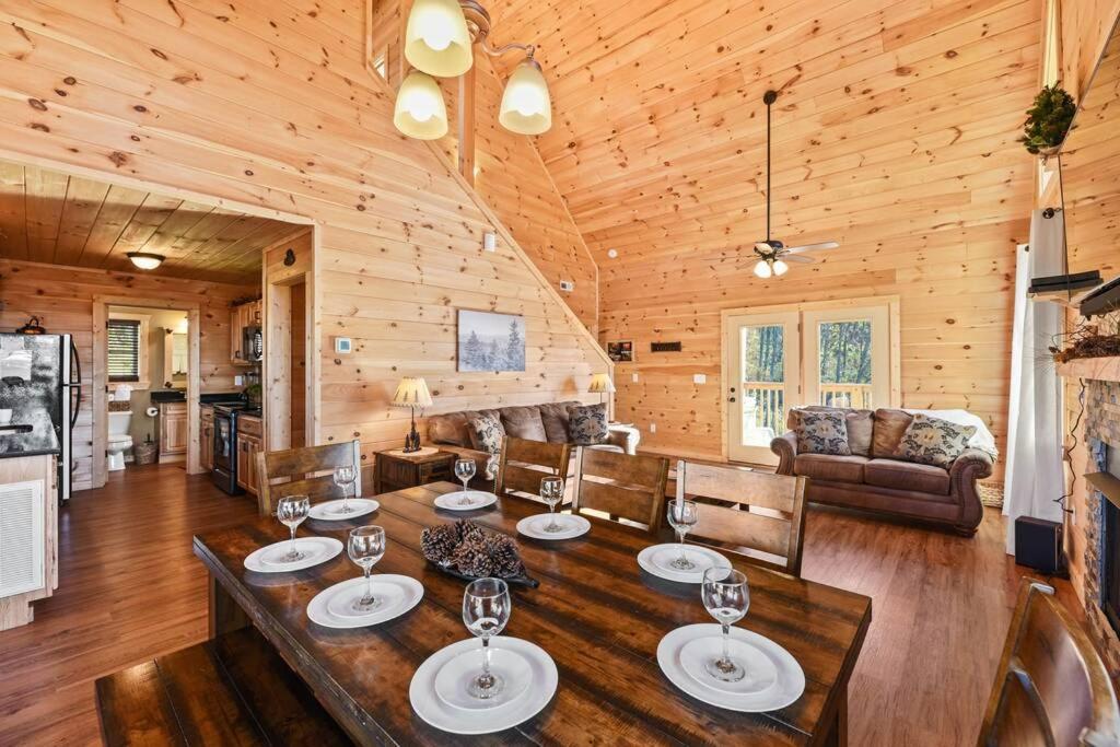 Walnut Ridge Cabin. Sleeps 7-11! Hot Tub, Pool Table, Minutes To Downtown Gatlinburg! Exterior photo