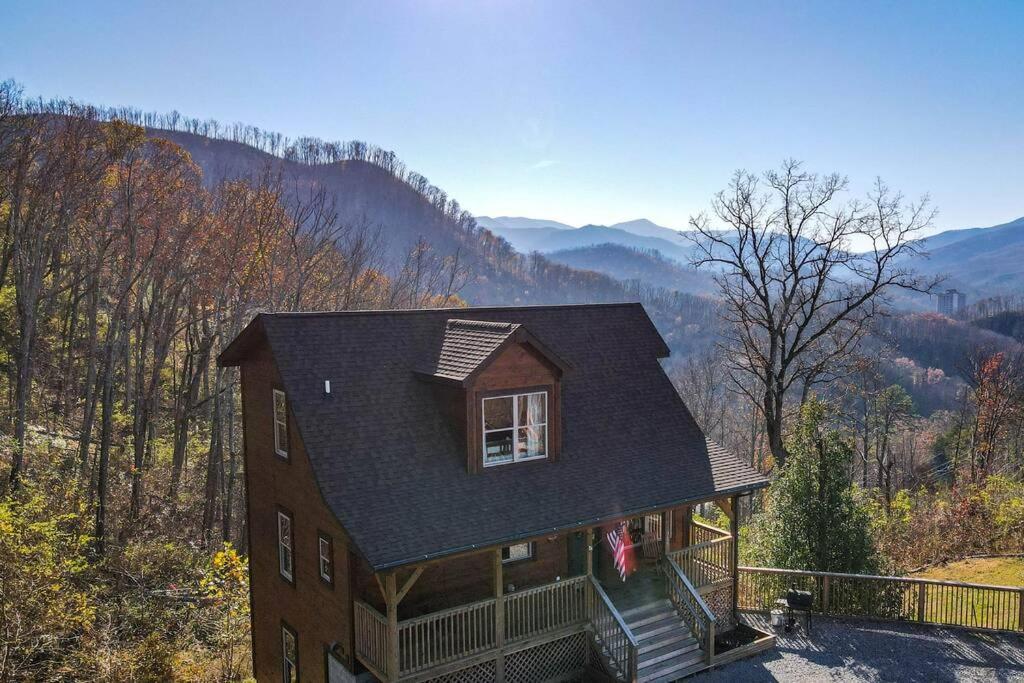 Walnut Ridge Cabin. Sleeps 7-11! Hot Tub, Pool Table, Minutes To Downtown Gatlinburg! Exterior photo