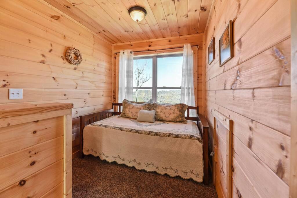 Walnut Ridge Cabin. Sleeps 7-11! Hot Tub, Pool Table, Minutes To Downtown Gatlinburg! Exterior photo