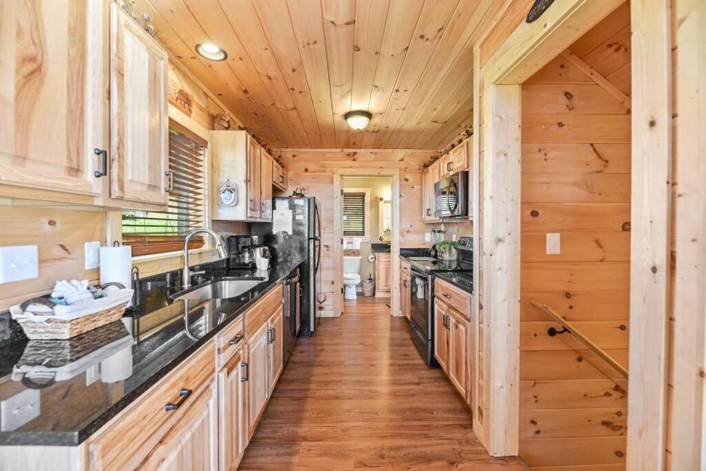 Walnut Ridge Cabin. Sleeps 7-11! Hot Tub, Pool Table, Minutes To Downtown Gatlinburg! Exterior photo