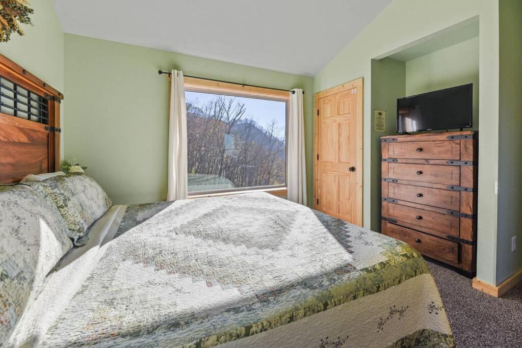 Walnut Ridge Cabin. Sleeps 7-11! Hot Tub, Pool Table, Minutes To Downtown Gatlinburg! Exterior photo
